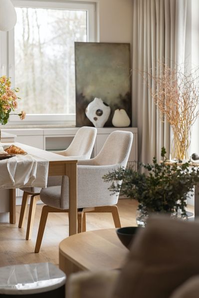 salon w beżach i szarościach