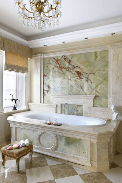 klasyczna łazienka z wanną w zabudowie