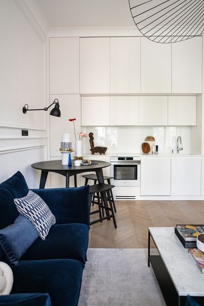 kuchnia z białą płytą indukcyjną