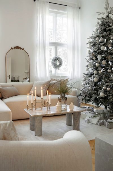 białe świąteczne dekoracje do domu