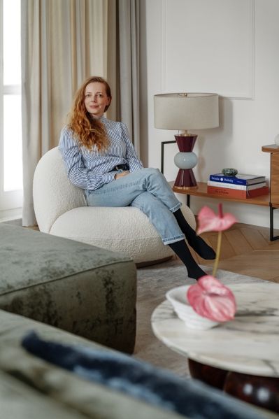 nowoczesny salon w stylowej kamienicy