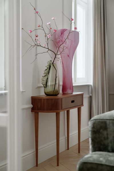 nowoczesny salon w stylowej kamienicy