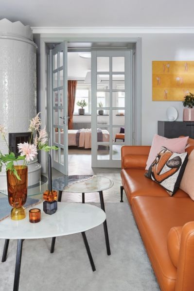 szary salon pomarańczowe dodatki