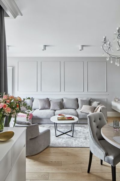 szary salon różowe dodatki