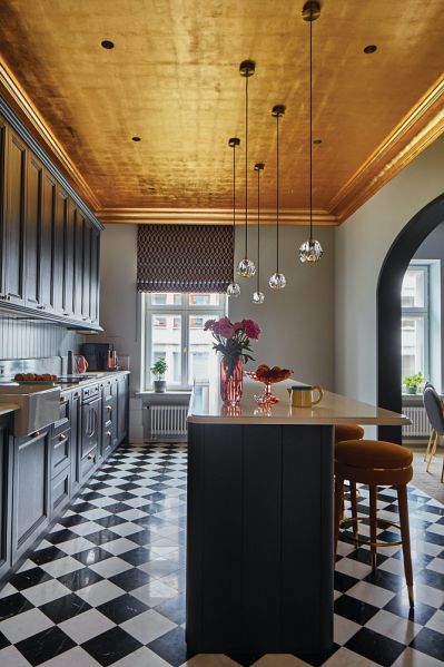 kuchnia ze złotym sufitem
