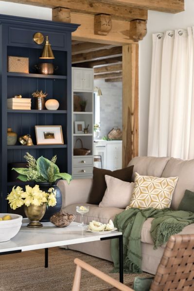 przytulny salon z drewnem i naturalnymi materiałami