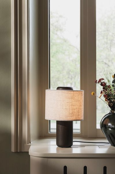 Drewniana lampa stołowa nowoczesna na parapet