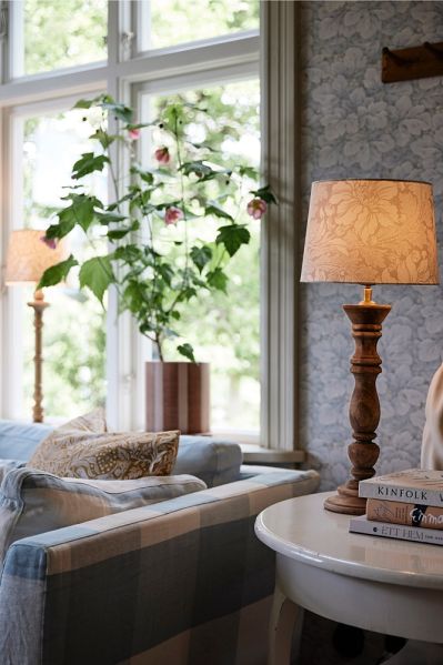 Drewniana lampa stołowa retro z abażurem w kwiaty