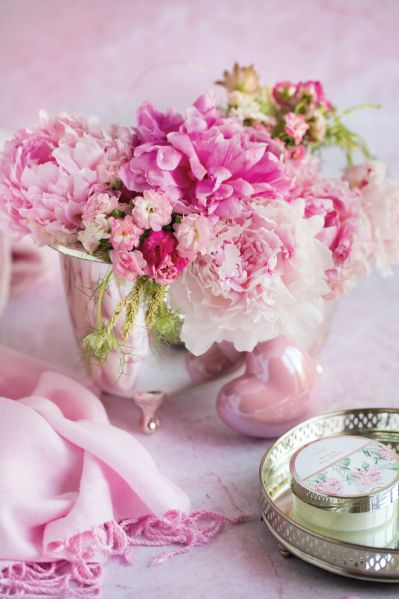 dekoracje na stół z peonii