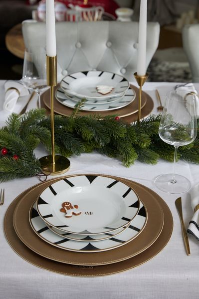 wigilijny stół w złocie i bieli