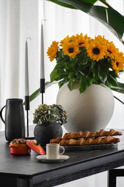 łuki rattan i ciemne drewno w przytulnym mieszkaniu