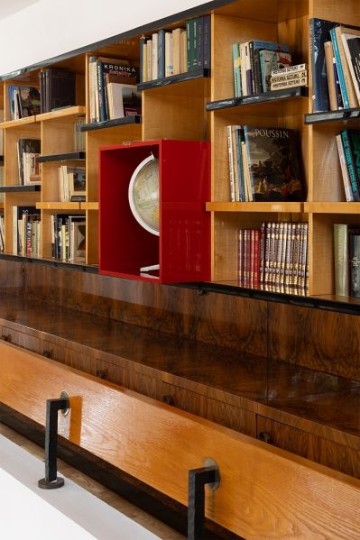 Czerwony kubik zaprojektowany specjalnie na globus w modernistycznej bibliotece