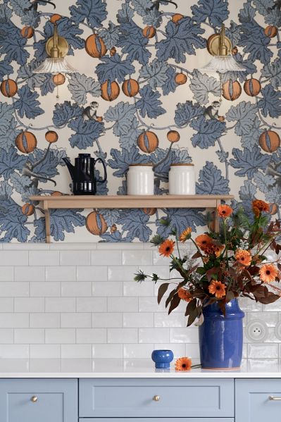 niebieska tapeta ścienna w kuchni