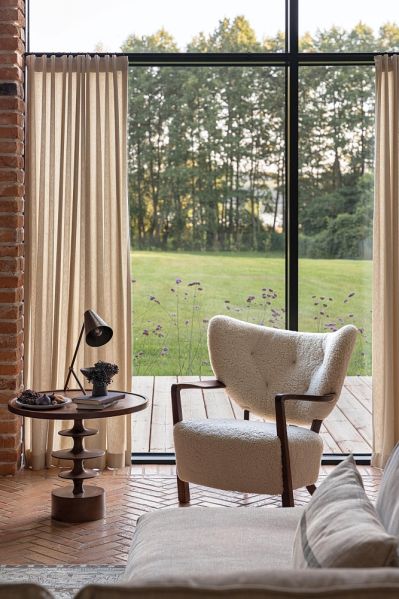 cegła drewno i meble z odzysku w salonie