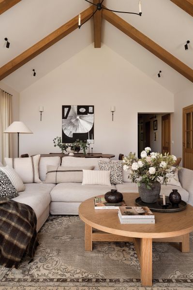 cegła drewno i meble z odzysku w salonie