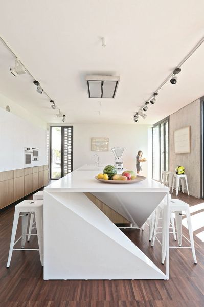 biała płyta indukcyjna w kuchni