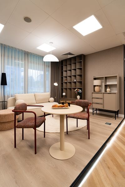 Showroom Archicom Pod Klucz w Warszawie z aranżacją salonu i kuchni