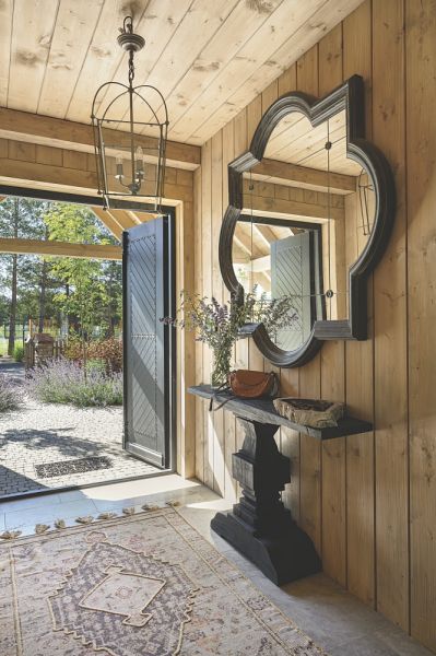 dom na mazurach który nawiązuje do lokalnej architektury,