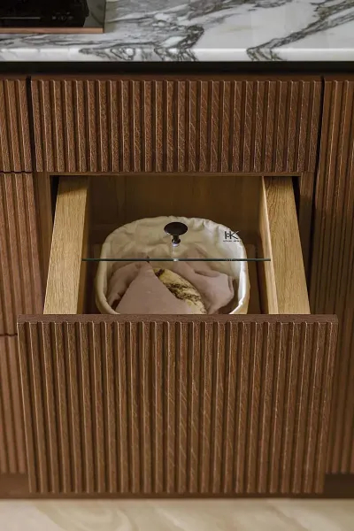 ciemne drewno w kuchni