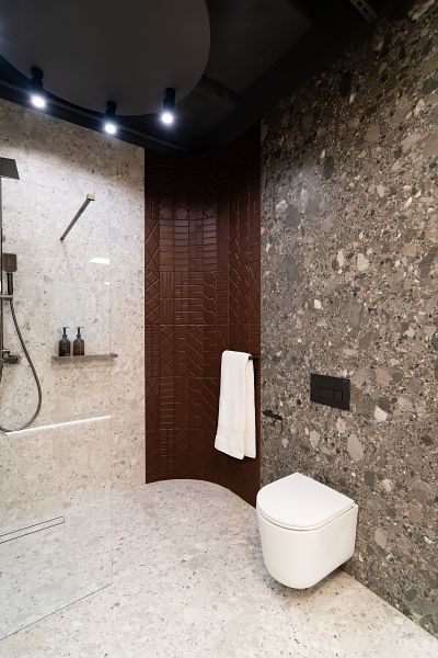Łazienka z wyposażeniem prezentowana w showroomie Archicom Pod Klucz
