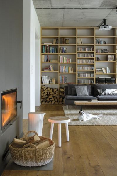 szary salon żółte i drewniane dodatki