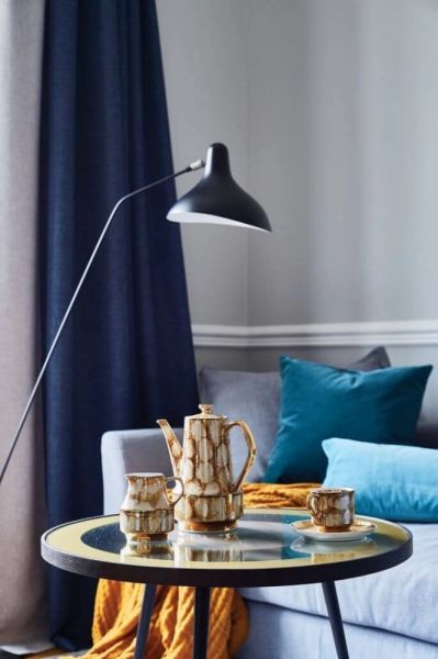 szary salon żółte i niebieskie dodatki