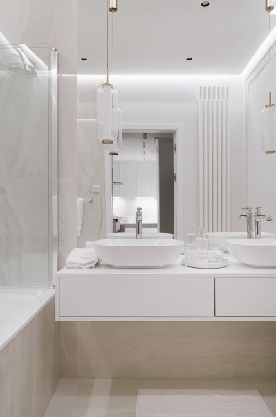 biała łazienka w stylu modern classic