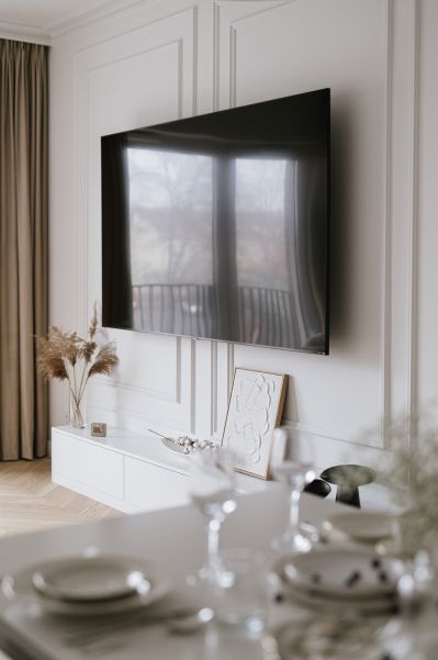 telewizor powieszony na ścianie salonu modern classic