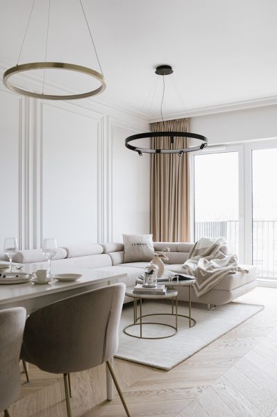 biały salon modern classic z jadalnią