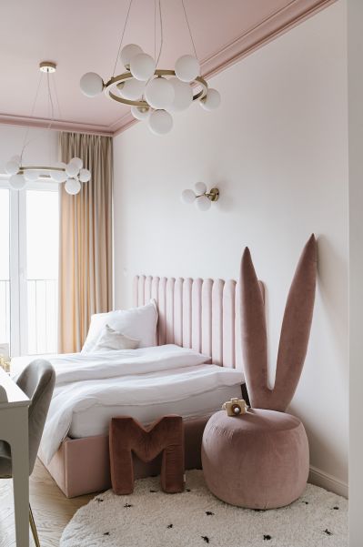 pokój dla dziewczynki w kolorze bieli i różu