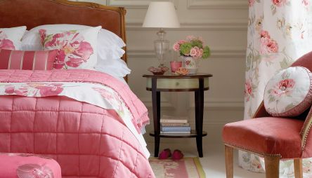 sypialnia biała różowa