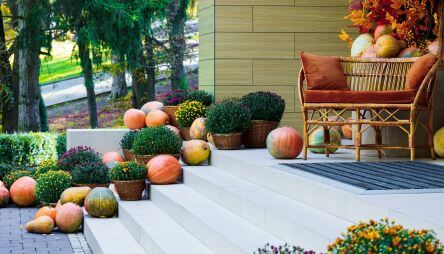 jesienne dekoracje przed dom