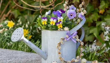 dekoracje wielkanocne przed domem