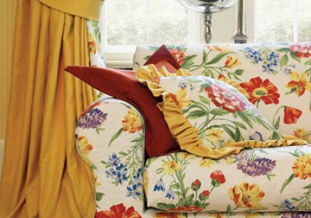 sofa w pokrowcu z kolorowej tkaniny 