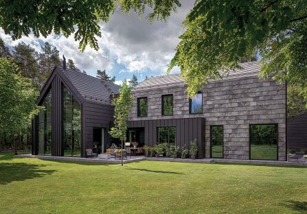 nowoczesny dom otulony zielenią