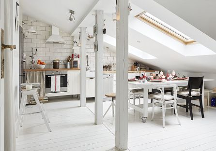 Białe mieszkanie na strychu urządzone w stylu skandynawskim.