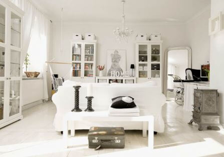 Biały salon zainspirowany paryskimi mieszkaniami.