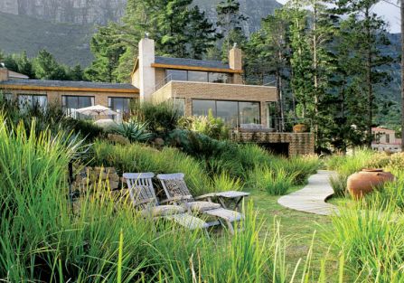 Dom inspirowany architekturą Franka Lloyda Wrighta przytulił się do masywnych skał Góry Stołowej, z przodu zaś ma taras z