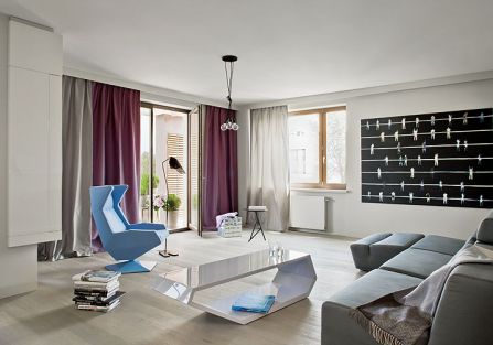Jak i całe mieszkanie urządzony jest minimalistycznie, nowocześnie, obło i błyszcząco.