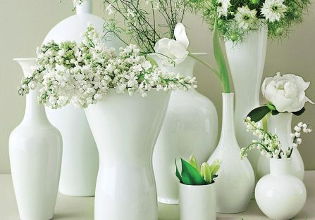 Piękny efekt dekoracji można uzyskać, wybierając wazony o różnych kształtach, a do każdego wstawiając inny kwiat.