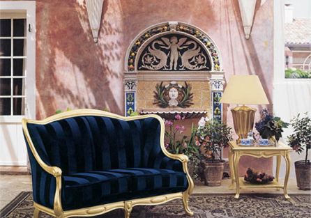 Rama dwuosobowej sofy Glamour (11 900 zł) jest pokryta złotą folią. TONIN CASA