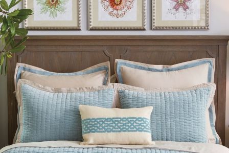 jak ułożyć poduszki na łóżku