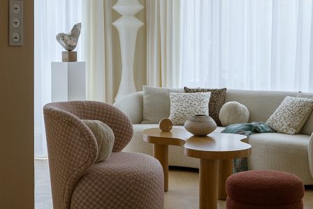 ciepłe i eleganckie wnętrza z ryflowanymi meblami