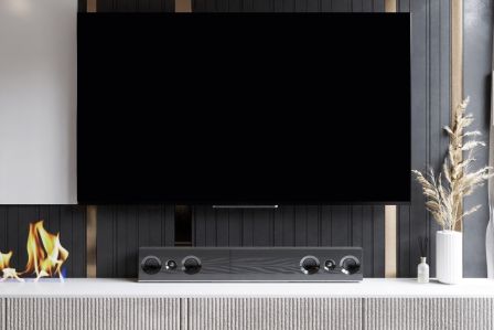 Klasyczne kino domowe kontra soundbar: kiedy warto postawić na pełny zestaw głośników?