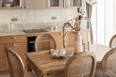 przytulne górskie wnętrze z kominkiem