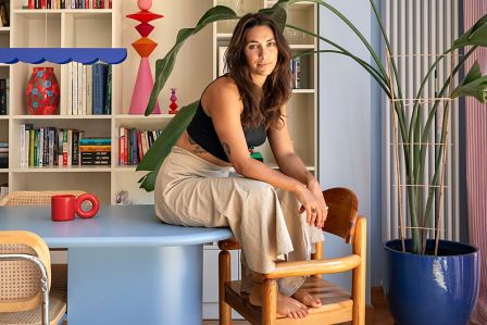 Mieszkać kolorowo: 80 m² na Mokotowie w odcieniach kobaltu, bordo i zgaszonego różu