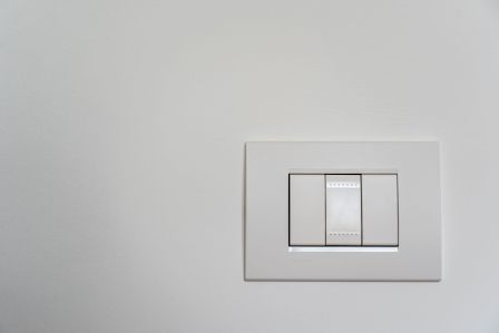 Gniazdka i włączniki dopasowane do wnętrza – na co zwrócić uwagę?