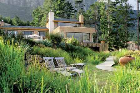 Dom inspirowany architekturą Franka Lloyda Wrighta przytulił się do masywnych skał Góry Stołowej, z przodu zaś ma taras z