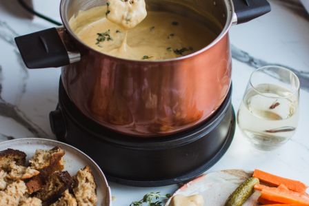 Jak zrobić fondue serowe, czekoladowe i mięsne?