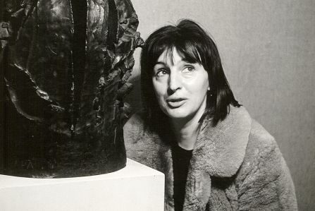 Maria Papa obok rzeźby z brązu Wojownik , 1964 r.